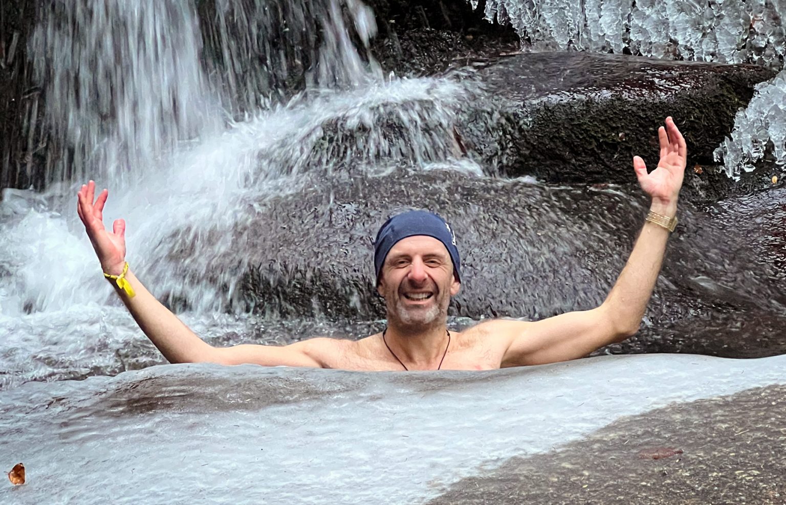 Eisbaden am Wasserfall mit Daniel Kuom