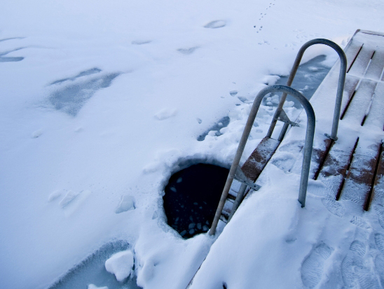 Leiter in den See, gefroren