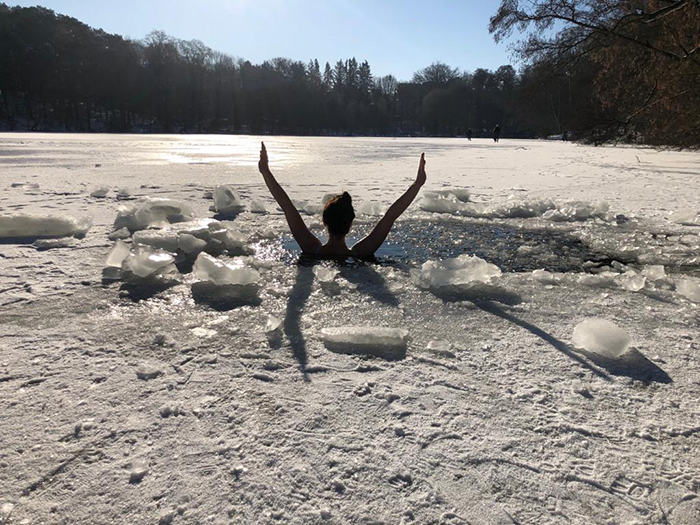 Eisbaden im gefrorenen See