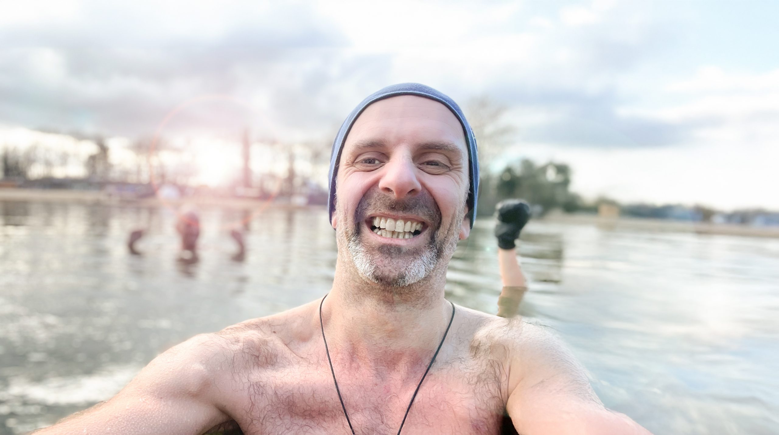 Daniel Kuom beim Eisbaden im See