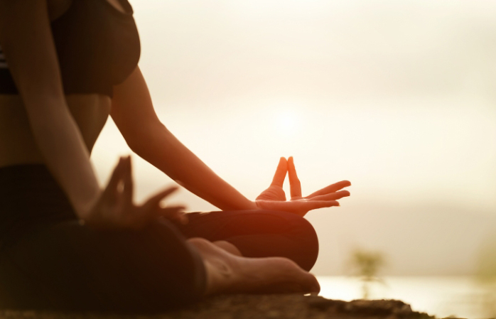 Yoga Pose im Gegenlicht